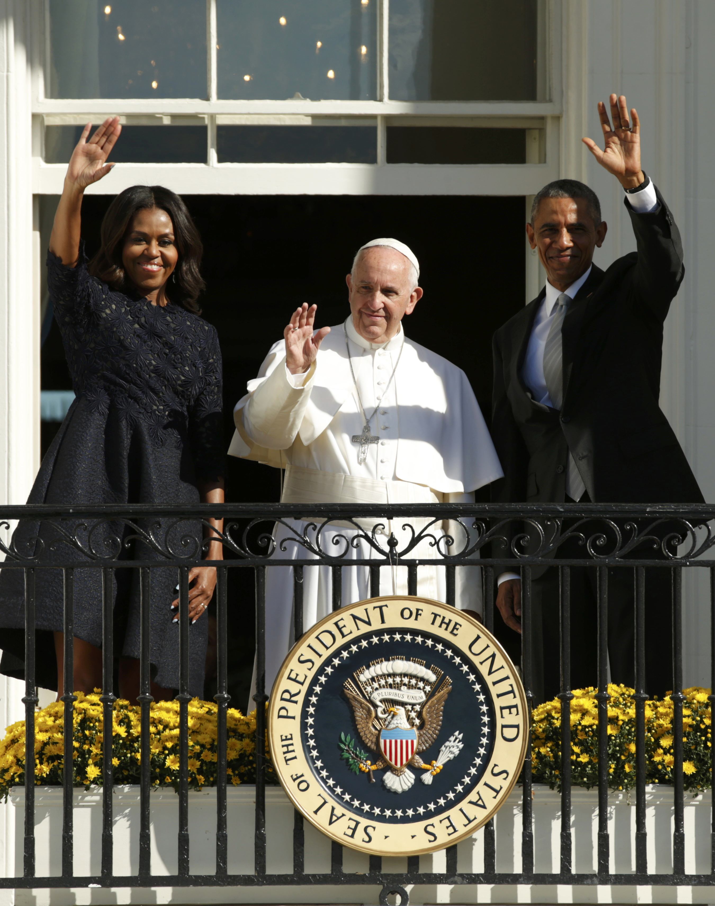 U.S. President Barack Obama (R), first lady Michelle Obama, and Pope Francis wave from a balcony during an official welcoming ceremony held at the White House in Washington September 23, 2015.  REUTERS/Kevin Lamarque (TPX IMAGES OF THE DAY)