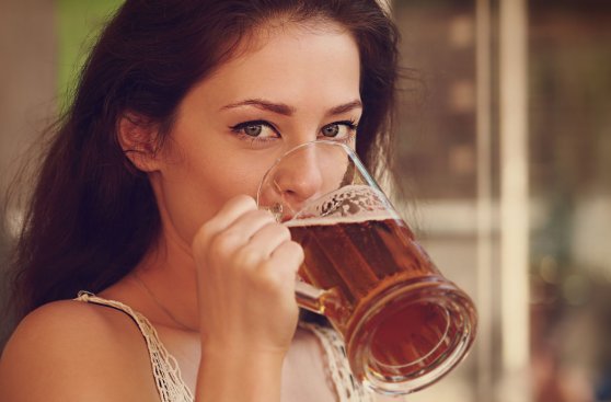 Tomar cerveza reduce el riesgo de sufrir un infarto en mujeres