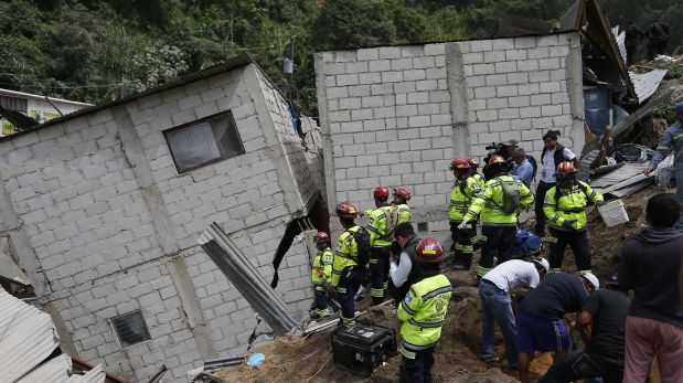 Unos 600 socorristas que laboran en el rescate. (Foto: AP)