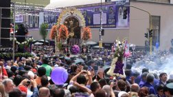 Señor de los Milagros inició su primer recorrido procesional