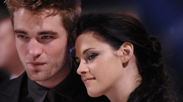 Actors Robert Pattinson (L) and Kristen Stewart arrive for the British premiere of 'The Twilight Saga: Breaking Dawn' at Westfield Stratford City cinemas in east London November 16, 2011.  REUTERS/Toby Melville (BRITAIN - Tags: ENTERTAINMENT PROFILE SOCIETY)