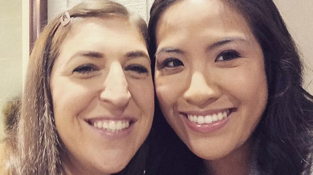 Melissa Tang junto a Mayim Bialik, actriz que interpreta a Amy, la hoy ex novia de Sheldon, en