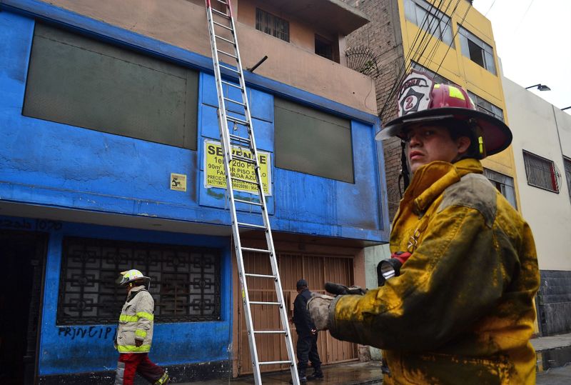 Los bomberos tuvieron que romper varias puertas para introducir las mangueras a fin de sofocar las llamas. (Andina)