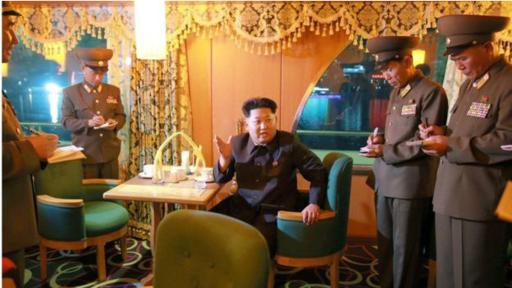 De alguna manera Kim Jong-un ha logrado revitalizar la economía del país, aunque todavía permanecen grandes  cuestiones en temas de derechos humanos y su plan nuclear.