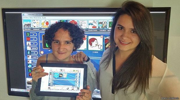 El software que Galindo desarrolló cuenta con un modelo pedagógico para capacitar a familiares e instituciones. En la imagen,su hermana con la herramienta. (Foto: Mario Galindo)