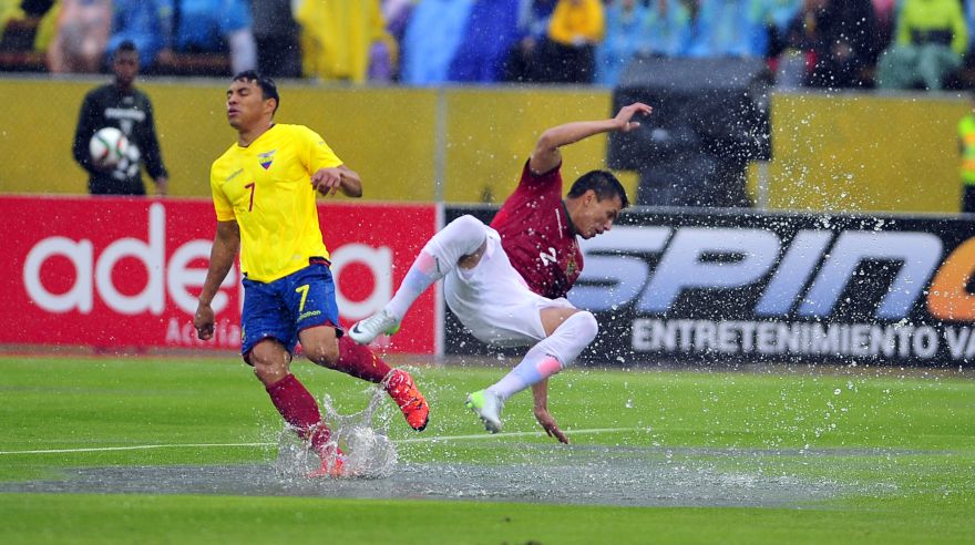 Ecuador vs. Bolivia se enfrentan en un aguacero 