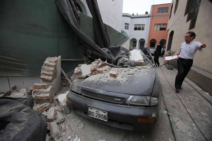 Pared se desplomó sobre auto estacionado en condominio de Cercado de Lima. (Municipalidad de Lima)