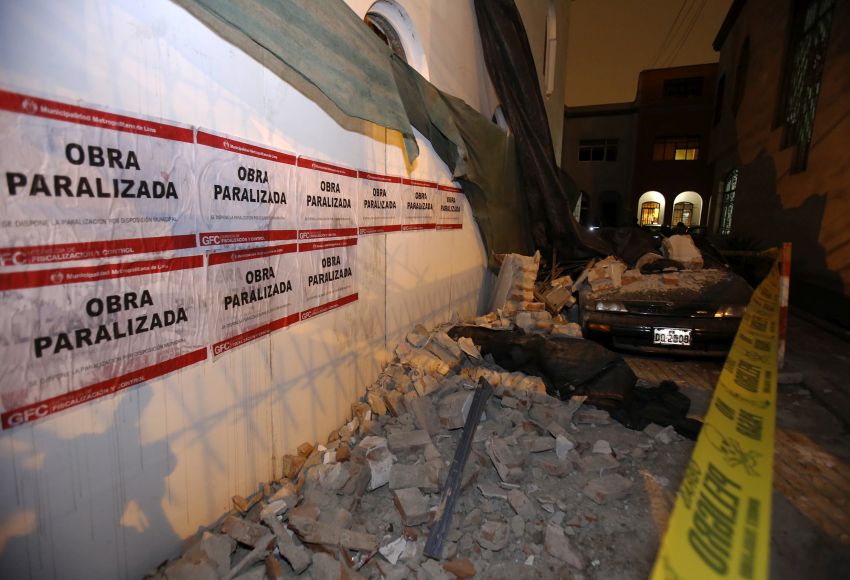 Trabajos de demolición fueron paralizados tras daños causados en auto de vecino. (Municipalidad de Lima)