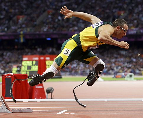 El atleta paralímpico sudafricano particpó en Londres 2012 en la competencia de 400 metros, con lo cual se convirtió en el primer atleta con  discapacidad física que ha participado en unos Juegos Olímpicos. (Foto: AP)