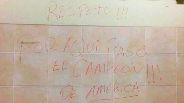 ¿Quién escribió el mensaje en el camarín del Estadio Nacional?