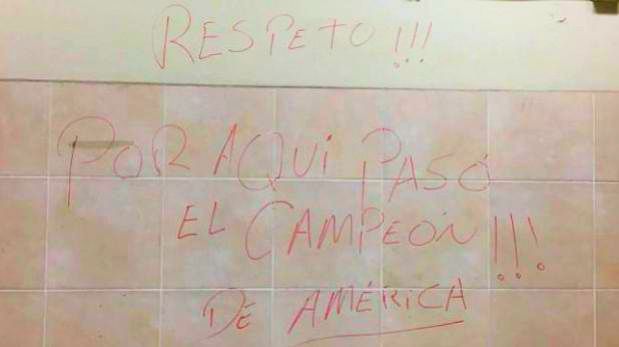 ¿Quién escribió el mensaje en el camarín del Estadio Nacional?
