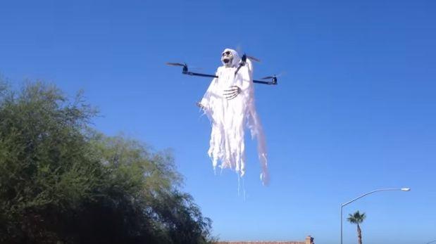 Disfrazó a su dron como fantasma para asustar en la calle
