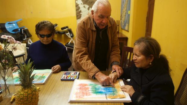 LIMA,OCTUBRE 02 DEL2015LUCESTAller de pintura para ciegos, dictado el artista Eduardo Moll. Retratos de las artistas pintando obras Juana Melquiades y Amparo Iguiluz (van a exponer en el ICPNA de Miraflores)