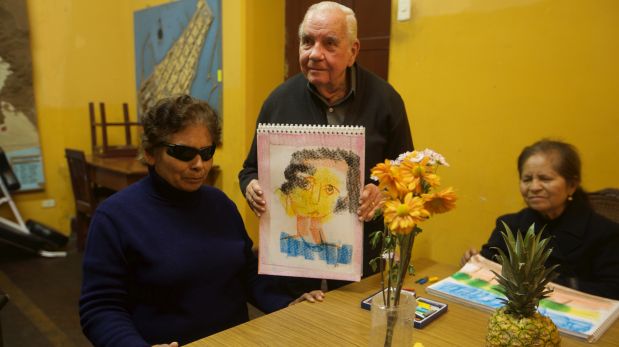 LIMA,OCTUBRE 02 DEL2015LUCESTAller de pintura para ciegos, dictado el artista Eduardo Moll. Retratos de las artistas pintando obras Juana Melquiades y Amparo Iguiluz (van a exponer en el ICPNA de Miraflores)