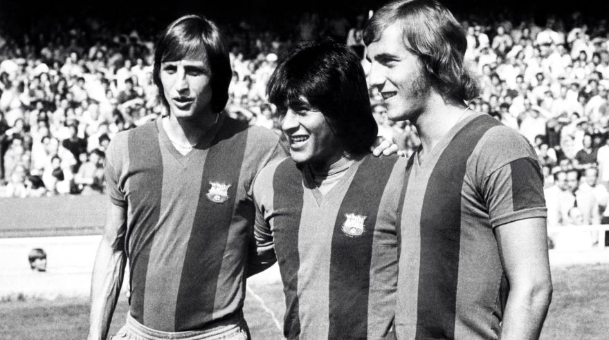 TO GO WITH AFP STORY(FILE) Footballers Johan Cruyff (L), Hugo Sotil (C) and Johan Neeskens, of the Spanish team Barcelona, pose on August 1, 1974 before a match at Nou Camp stadium in Barcelona. Spain and Holland, who will meet on July 11, 2010 in the World Cup final in South Africa, can both thank one man for inspiring their soccer style - Johan Cruyff. Cruyff was in the Dutch side which lost the 1974 final to Germany, but his influence can be seen today on the Spanish just as much as on his own countrymen, thanks to his spell at Barcelona.  AFP PHOTO/STF
