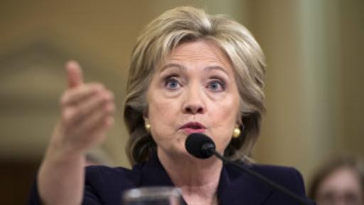 Clinton trató de quitarle importancia al asunto de los correos electrónicos que envió desde su cuenta personal. (Foto: EPA)