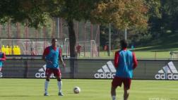 Jugadores del Bayern Münich se lanzaron el balón con el hombro