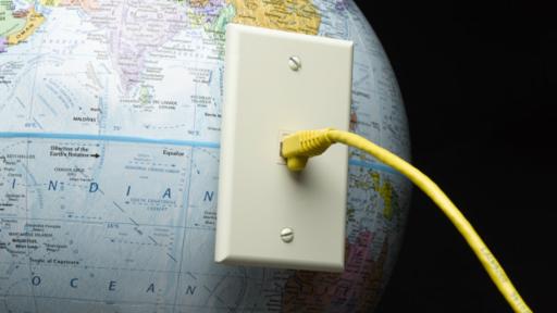 Hay kilómetros de cables submarinos de Internet que conectan el planeta entre sí. (BBC)