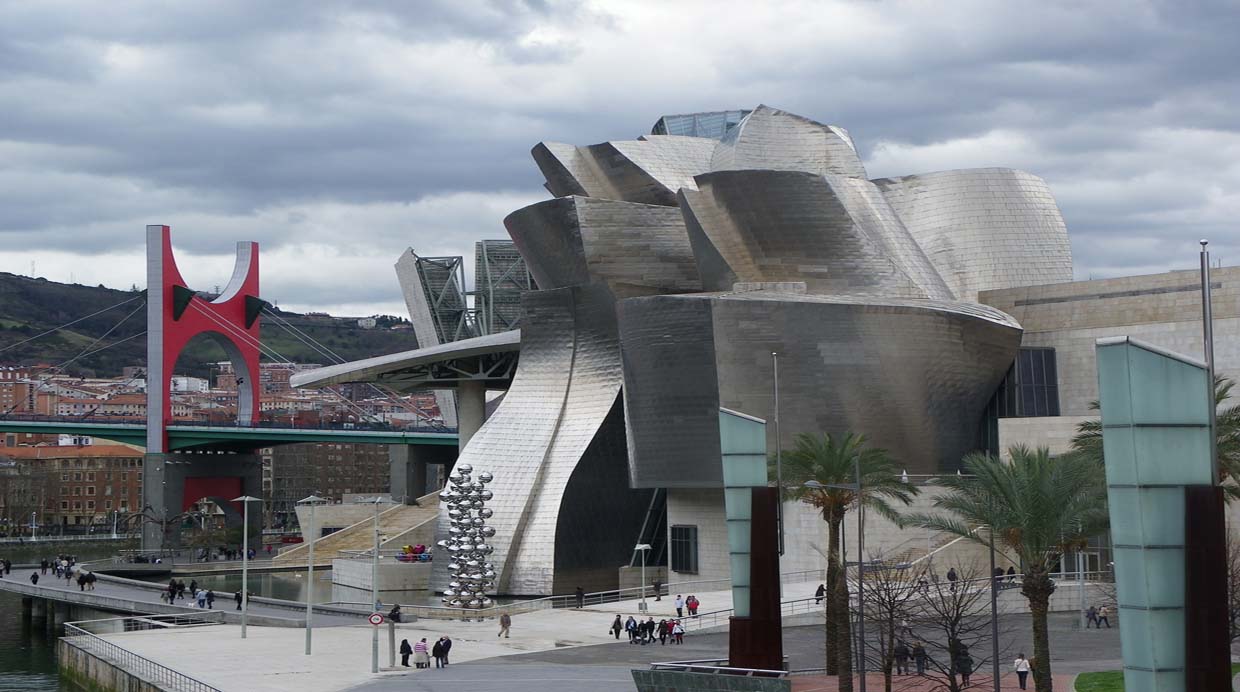 El Museo Guggenheim de Bilbao es una obra del estudio de Frank Gehry, construido en los años noventa.
