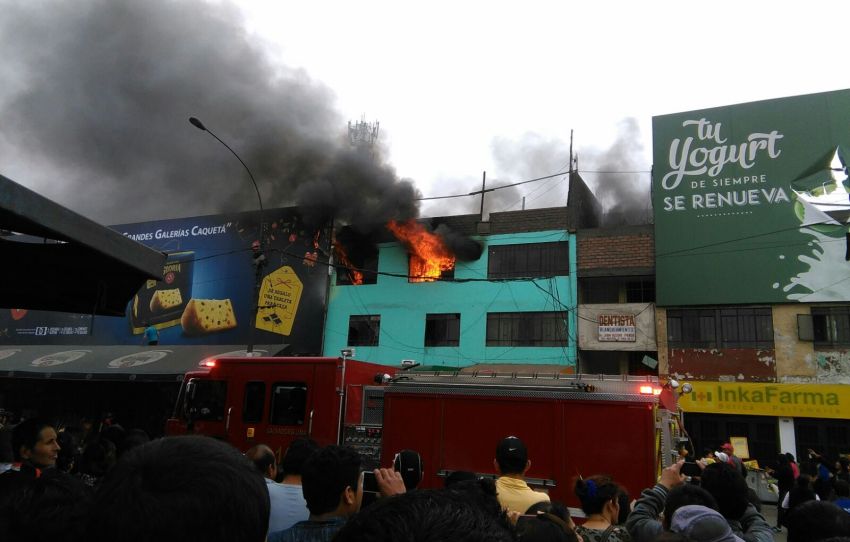 Seis unidades del cuerpo de bomberos controlaron la emergencia registrada en las inmediaciones del mercado de Caquetá del Rímac. (WhatsApp El Comercio)
