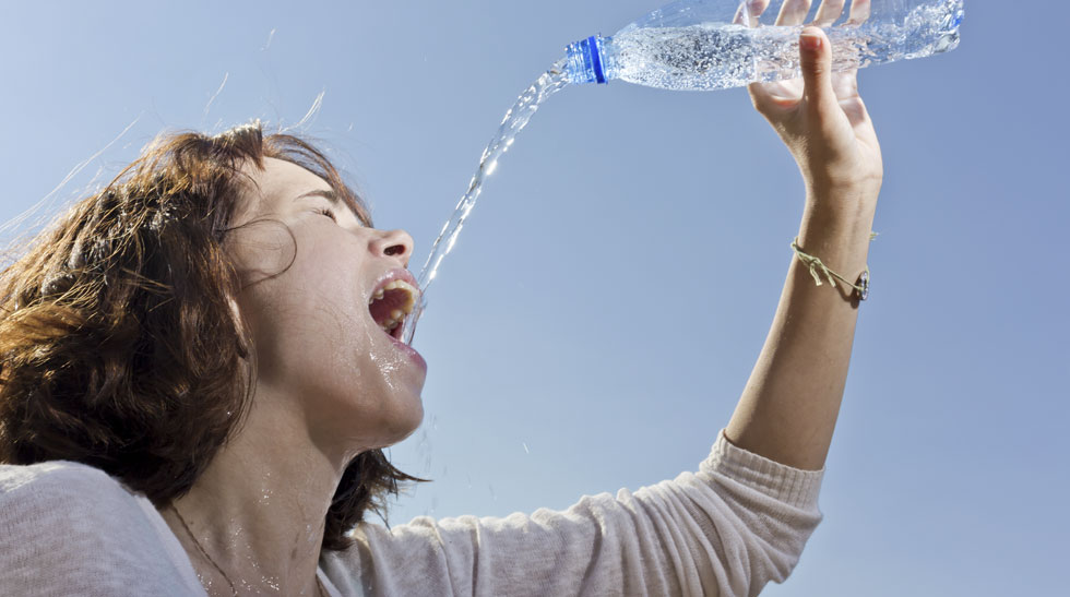 Mejorar tu alimentación pasa por tomar agua. Pero recuerda que la falta y el exceso de agua perjudican por igual. (Foto: Shutterstock)