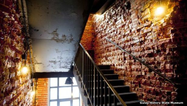 Las escaleras del museo reflejan el lúgubre ambiente de una prisión.