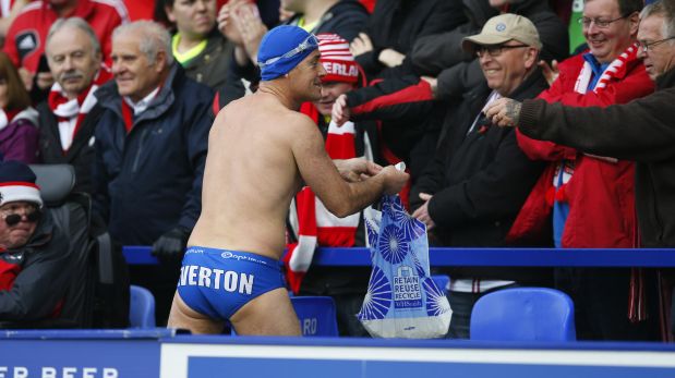 Hincha de Everton en ropa de baño recolecta dinero en estadios