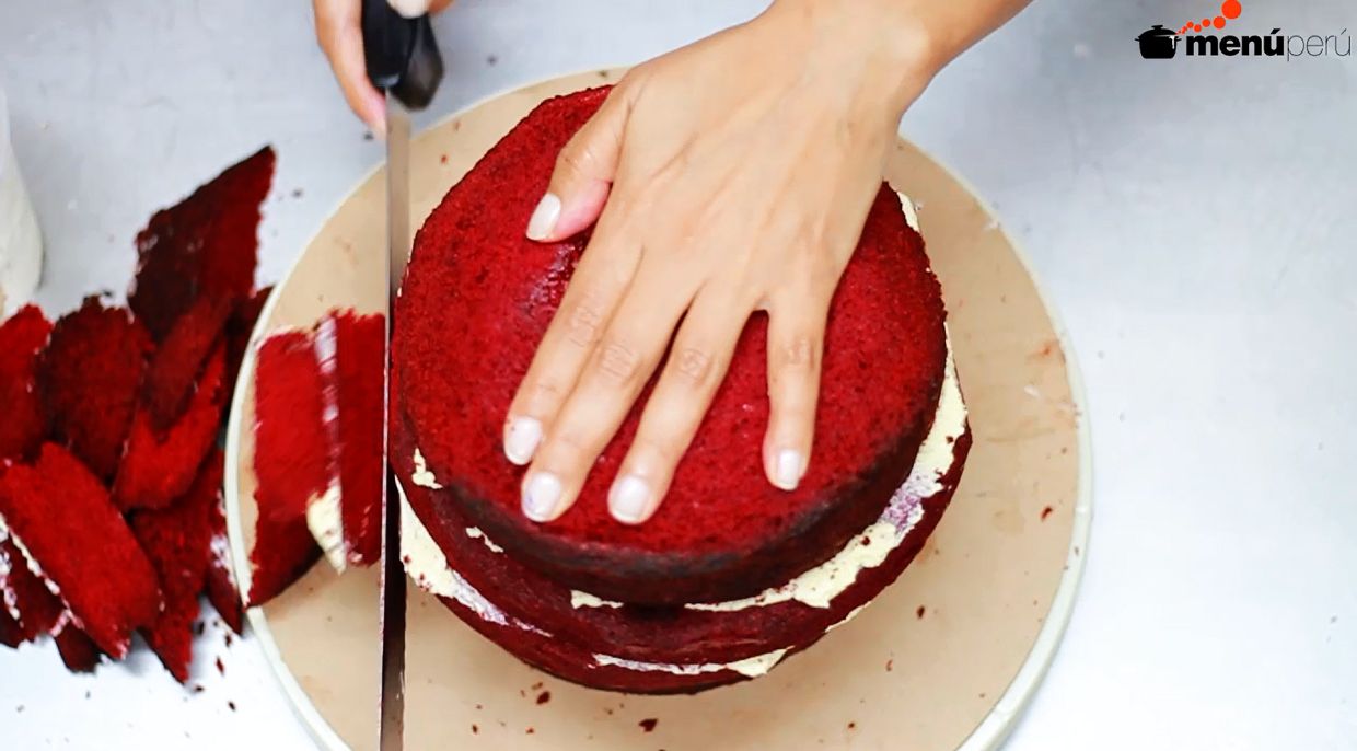 Las manos expertas de Claudia dominan la preparación de una rica torta red velvet.