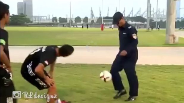 Ronaldinho se disfrazó de policía para broma. (Video: YouTube)