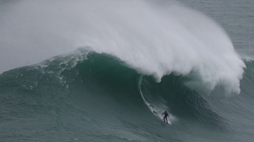 Se juegan la vida: imágenes de surfistas en olas de 30 metros