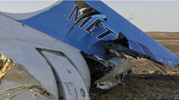 El equipo internacional de investigadores analizará los restos del avión y escombros en el terreno. (Foto: AP)
