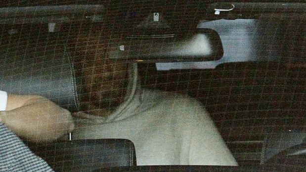 Benzema salió de la sede policial en Versalles en un auto negro. (Foto: AFP)