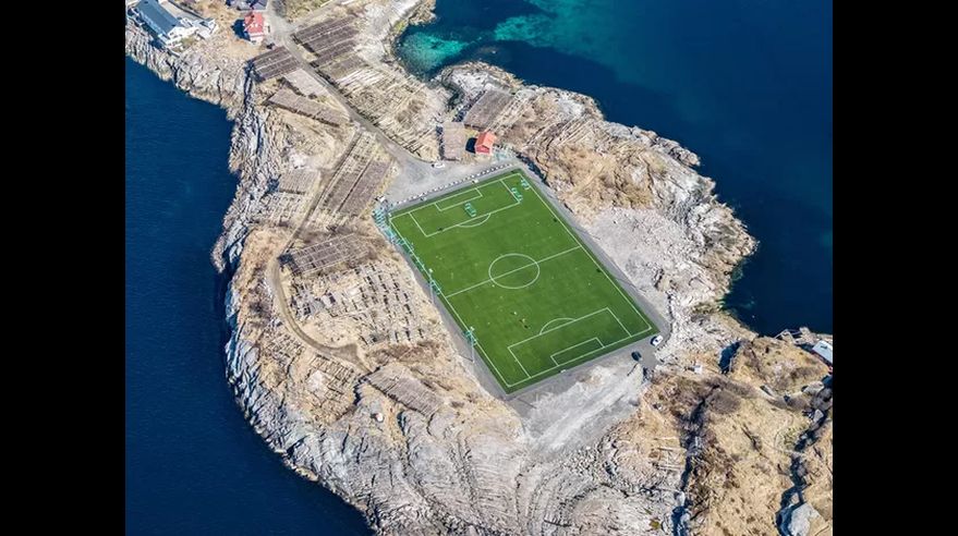 Impresionante: el campo de fútbol en medio de una isla 