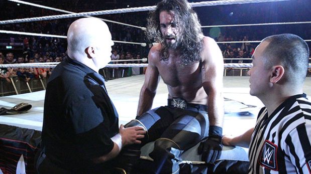 Rollins se rompió la rodilla y perdió título de WWE 