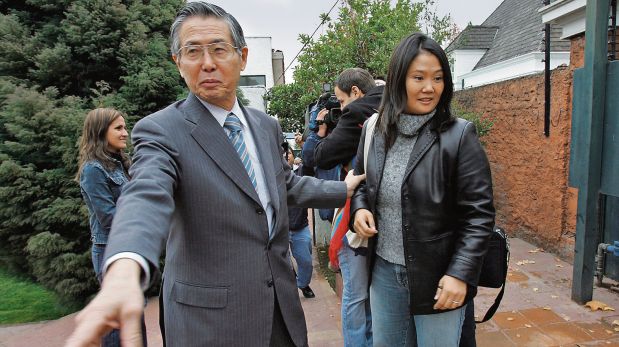 Alberto Fujimori y Keiko Fujimori hace unos años en Chile. El ex mandatario ahora respalda la candidatura presidencial de su hija. (Foto: AFP)