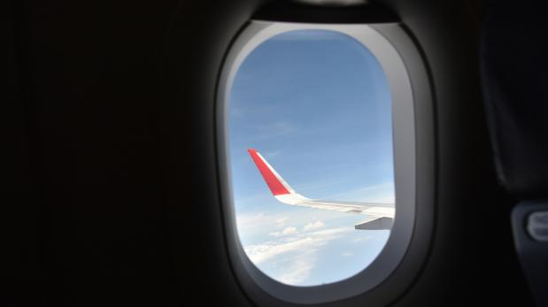 ¿Para qué sirve el pequeño agujero en la ventana del avión?