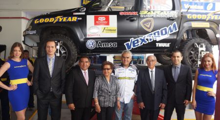 Juan Carlos Delgado, gerente de Ventas y Marketing de Goodyear, junto a parte de la familia Hinostroza inaugurando el local. 