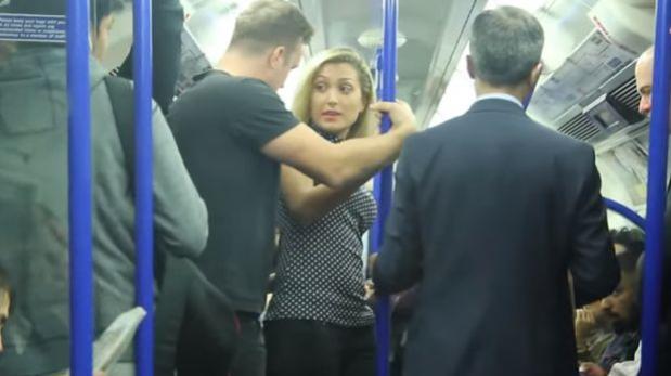 ¿Qué harías al ver a una mujer siendo acosada en un autobús?