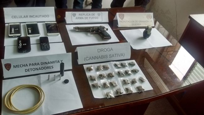 En su poder se halló una pistola, una granada de guerra tipo piña, tres detonadores, 22 “pacos” de marihuana y 10 “ketes” de PBC. (Difusión/PNP)
