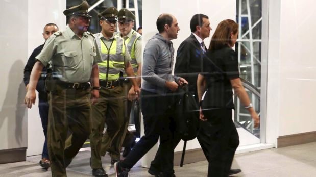 Sergio Jadue llegó hoy a Chile custodiado por policías. (Foto: Reuters)