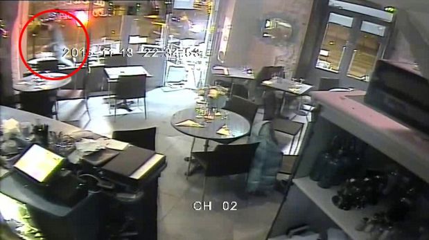 Las cámaras de seguridad de un restaurante de París, Francia, captaron a un terrorista disparando de manera indiscriminada. (Captura de video, Daily Mail).