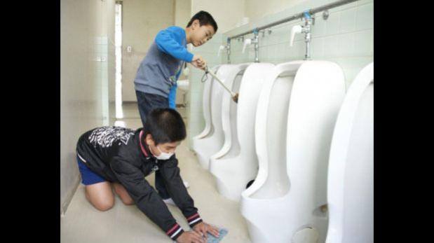 ¿Por qué los escolares en Japón tienen que limpiar sus baños?