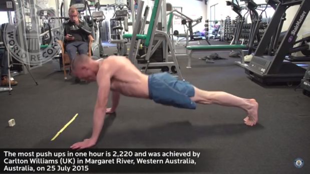 Con 50 años, batió récord con 2200 flexiones en una hora