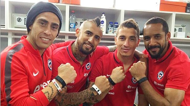Arturo Vidal ya empezó la promoción de su pulsera inteligente Vitale, aquí con otros seleccionados chilenos. (Foto Difusión)