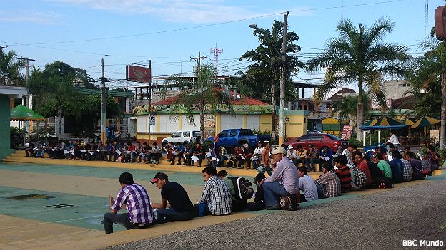 Un centenar de jóvenes guatemaltecos aguardan sus documentos para ir a trabajar a Chiapas durante un mes. (Foto: BBC Mundo)