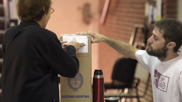 Unos 32 millones de electores están habilitados para acudir a las urnas en Argentina. Los sondeos dan como favorito a Mauricio Macri. (Foto: AFP)
