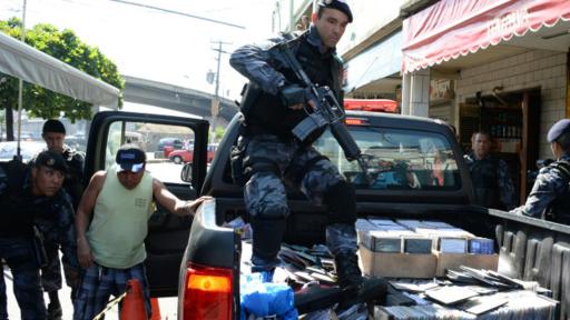 La policía de Brasil decomisa materiales pirateados durante una redada a una favela