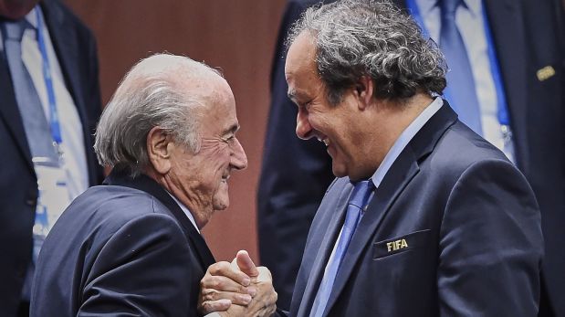 Michel Platini, jefe de UEFA, y Joseph Blatter, presidente de FIFA, fueron suspendidos por el Comite de ética de la FIFA.  (Foto: AFP)