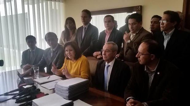 Lourdes Flores: "Ningn sinvergenza va a manchar al PPC"