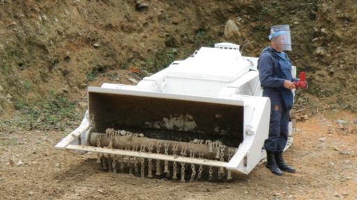 Esta máquina especial para destruir minas también es parte del equipo que utilizan los soldados. Para poder subirla hacia el Alto Capitán debieron abrir un sendero a pico y pala. (Foto: Natalio Cosoy)